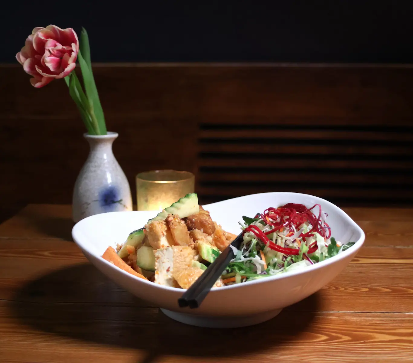Aromatisches vietnamesisches Curry mit Gemüse und Beilage in einer Bowl