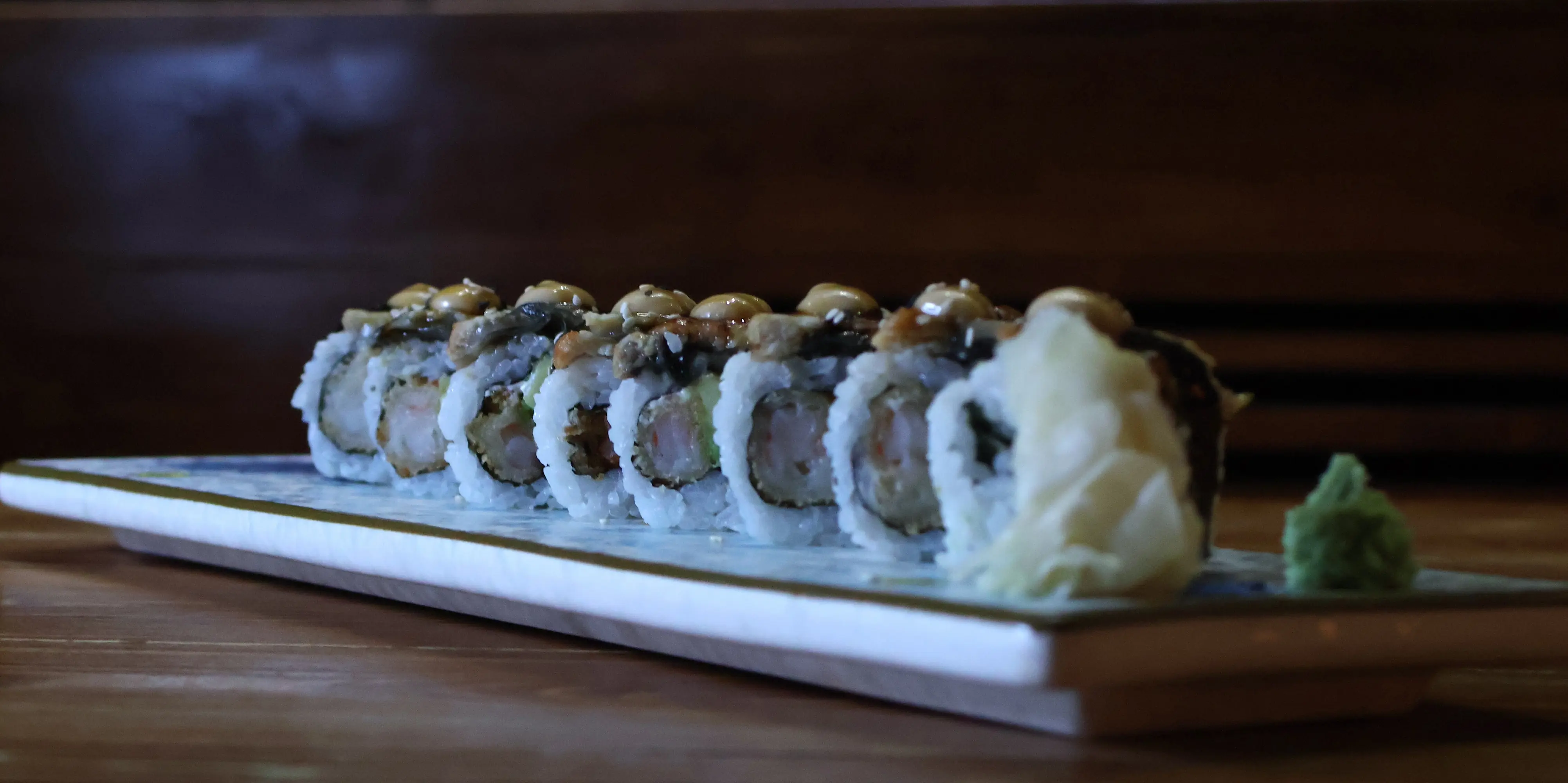 Dragon Inside-Out Roll garniert mit Avocado und feiner Unagi-Sauce
