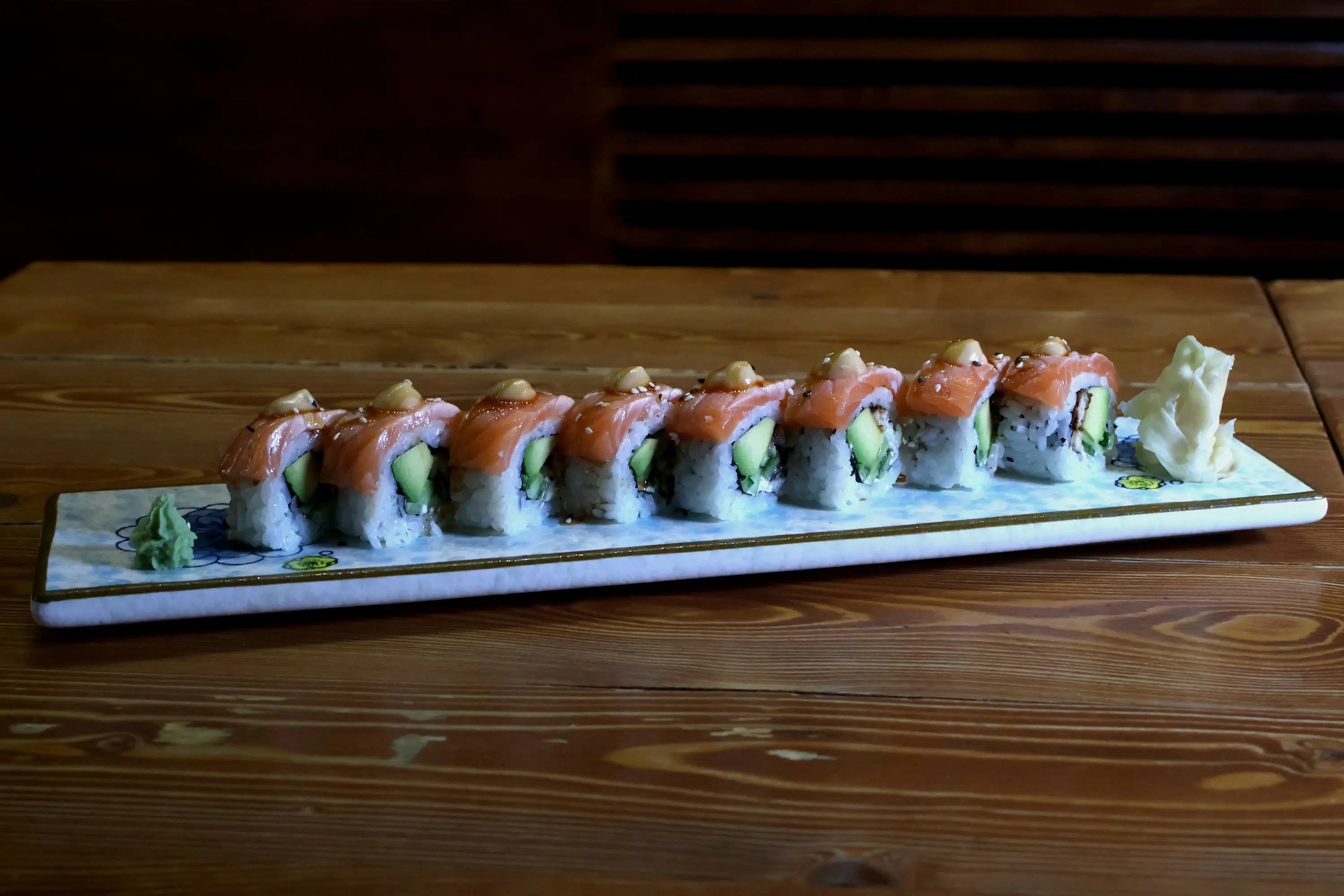 Flambierte Lachs Inside-Out Sushi-Rolle mit Spezialcreme