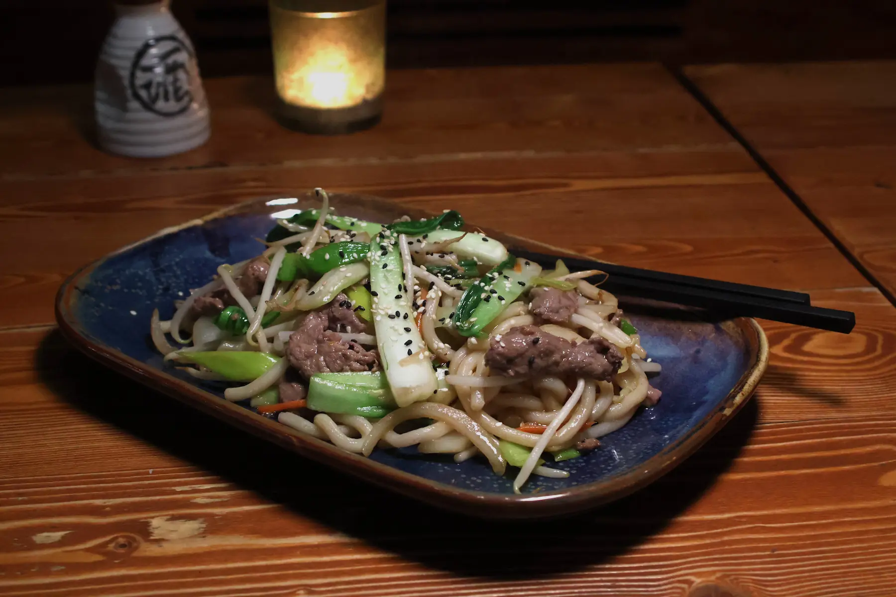 Gebratene Udon-Nudeln mit zartem Rindfleisch und Wokgemüse
