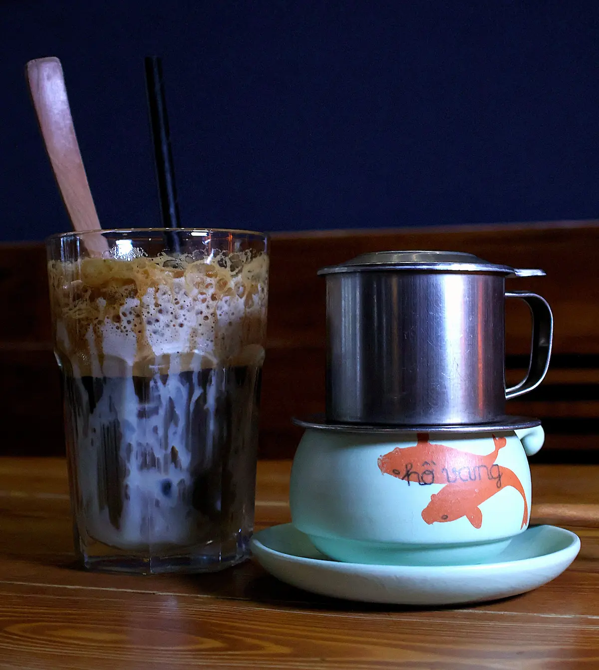 Traditioneller vietnamesischer Eiskaffee (Cà phê sữa đá) mit gesüßter Kondensmilch