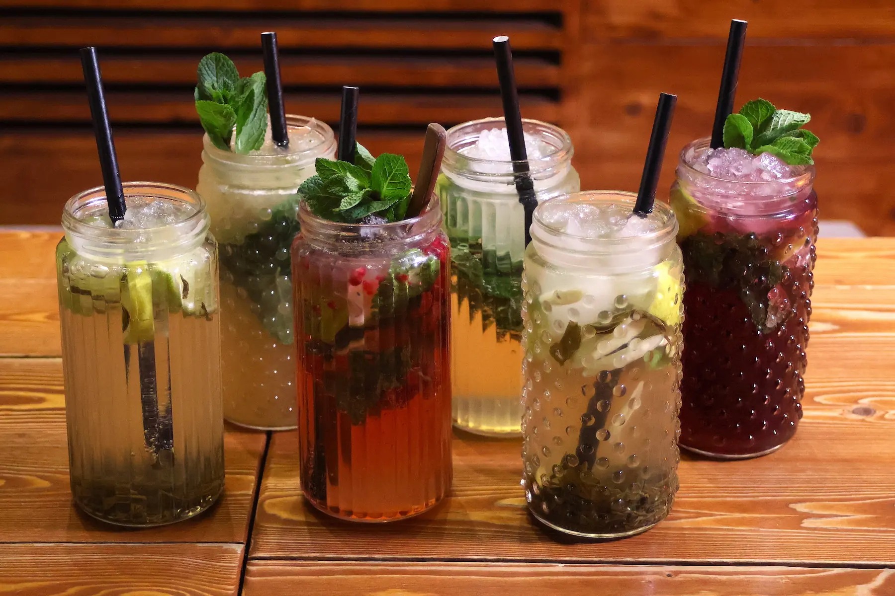 Auswahl an hausgemachten asiatischen Eistees und Fruchtdrinks im Glas