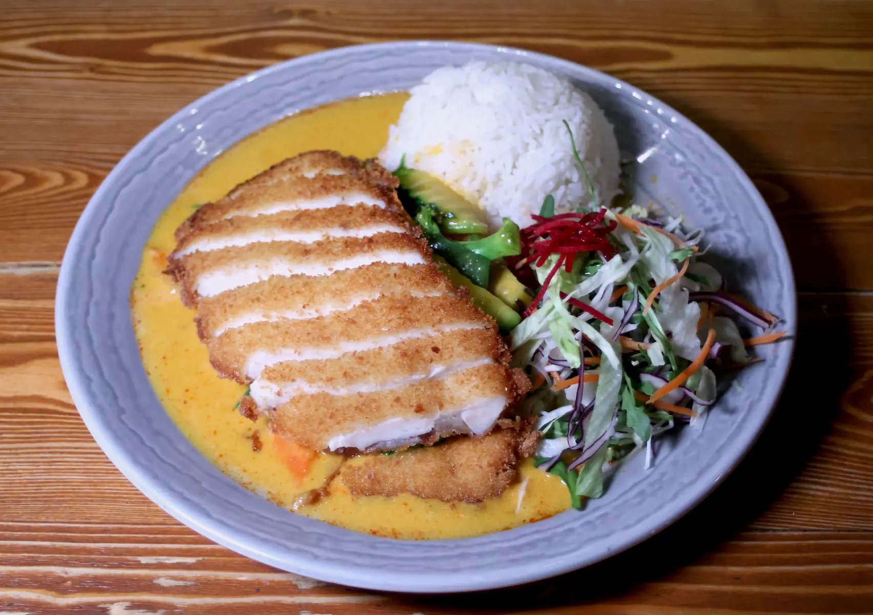 Fruchtig-cremiges Mango-Curry mit frischen Kräutern und Reis