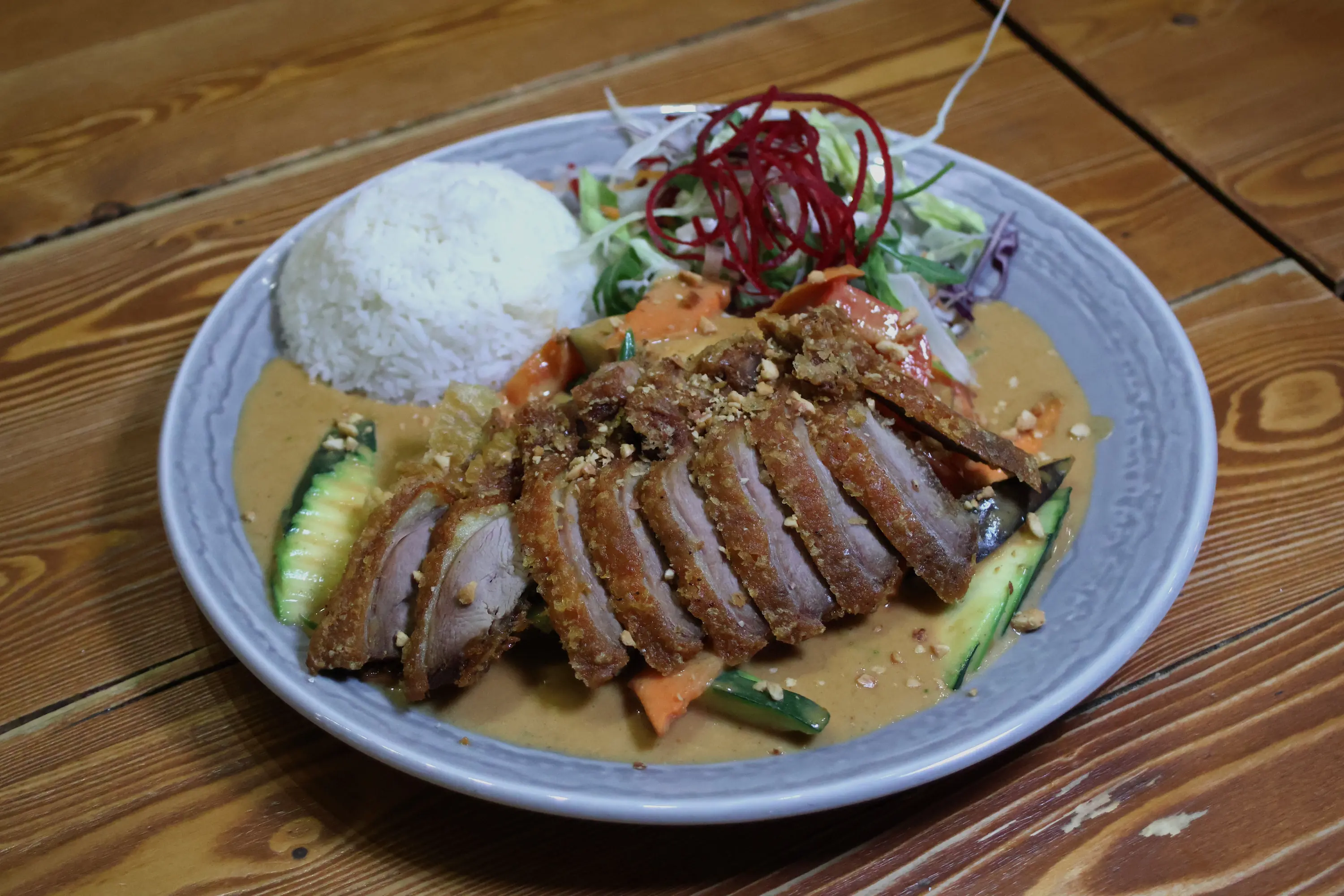 Knusproge Ente in cremiger Erdnusssauce nach vietnamesischer Art