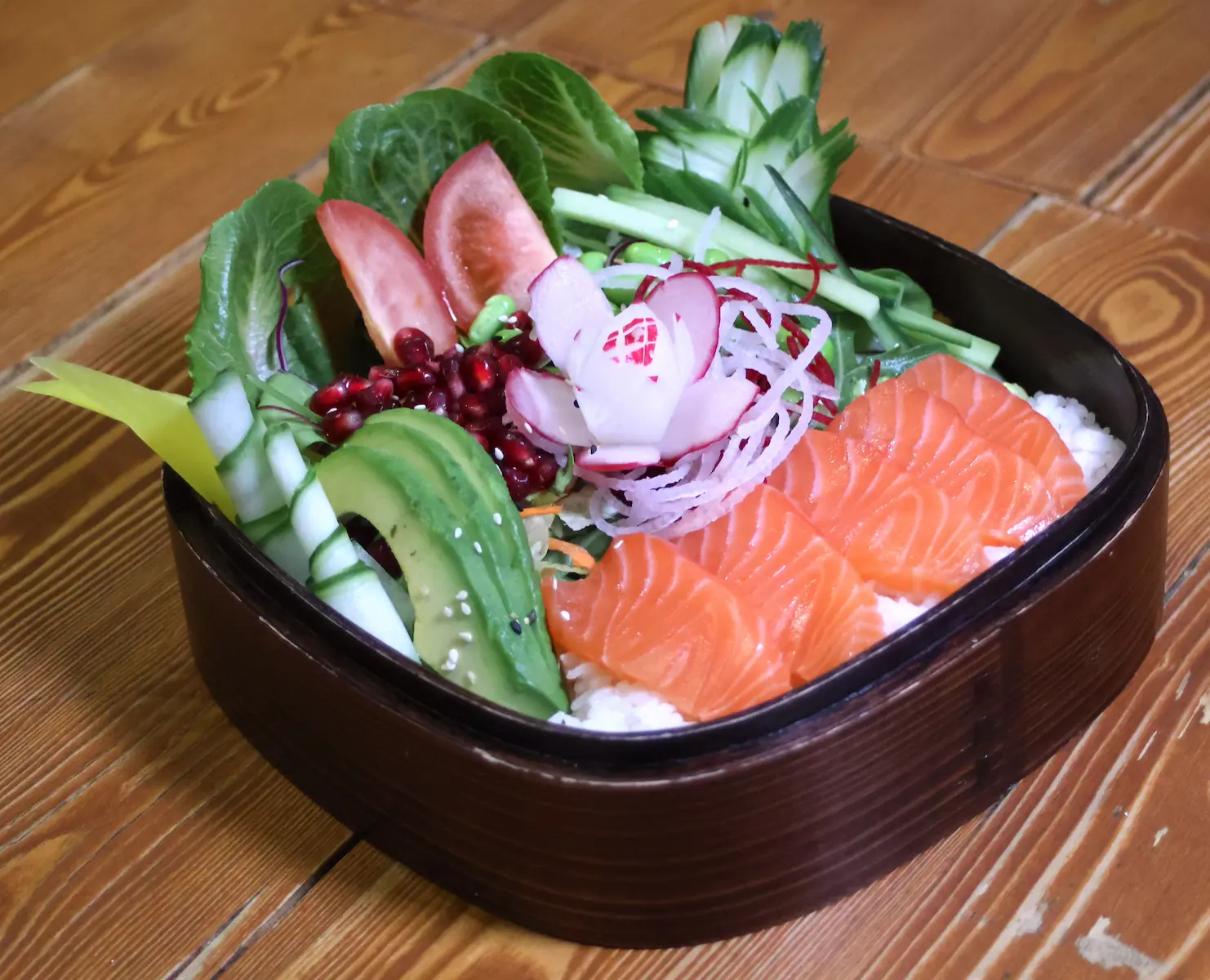 Sake Don – Frische rohe Lachsscheiben dekorativ auf Sushireis angerichtet