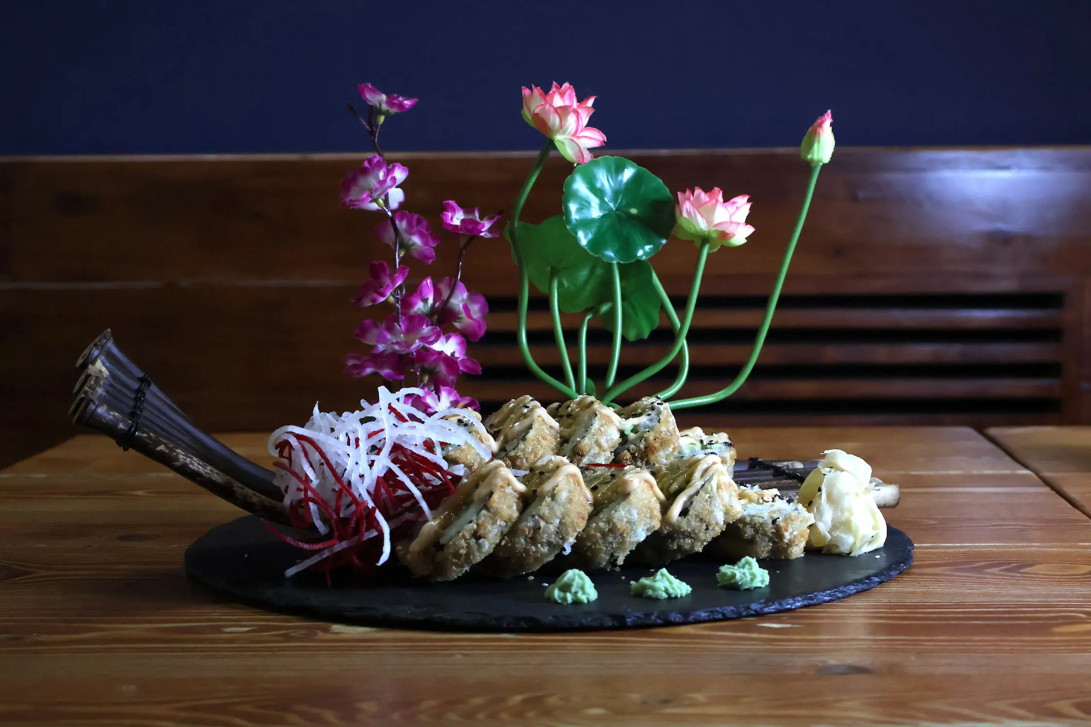 Frittierte Crunchy Salmon Tempura Big Roll mit Lachsfüllung