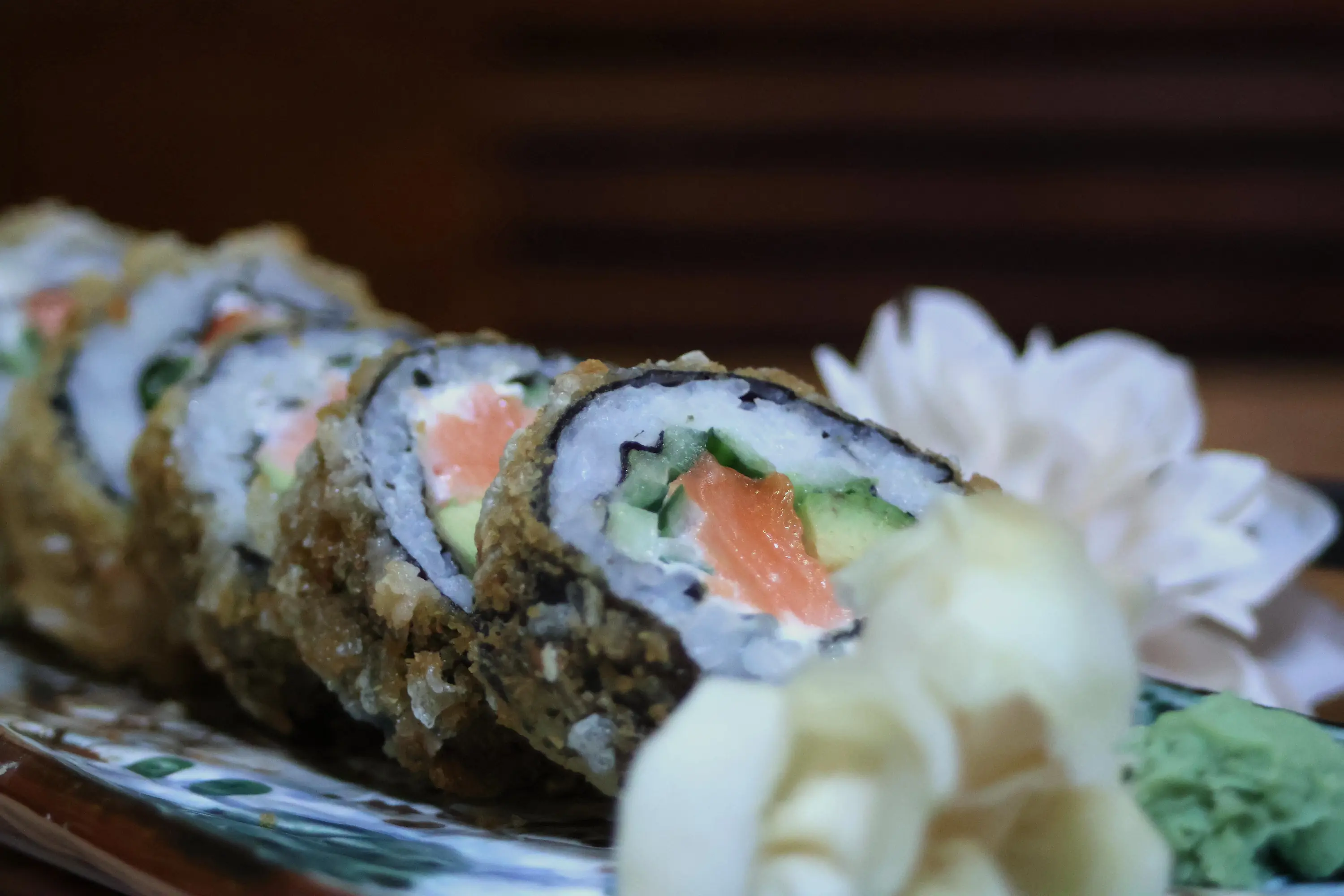 Gebackene Sushi Tempura Rolle mit Lachs und Avocado