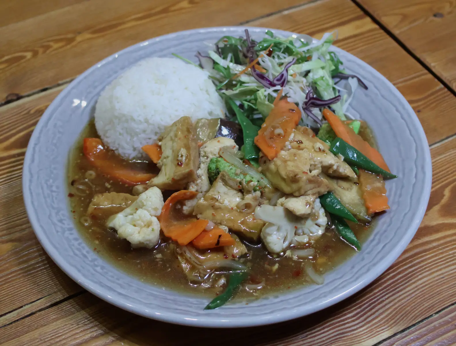 Scharf angebratener Tofu mit Chili, Gemüse und asiatischen Gewürzen