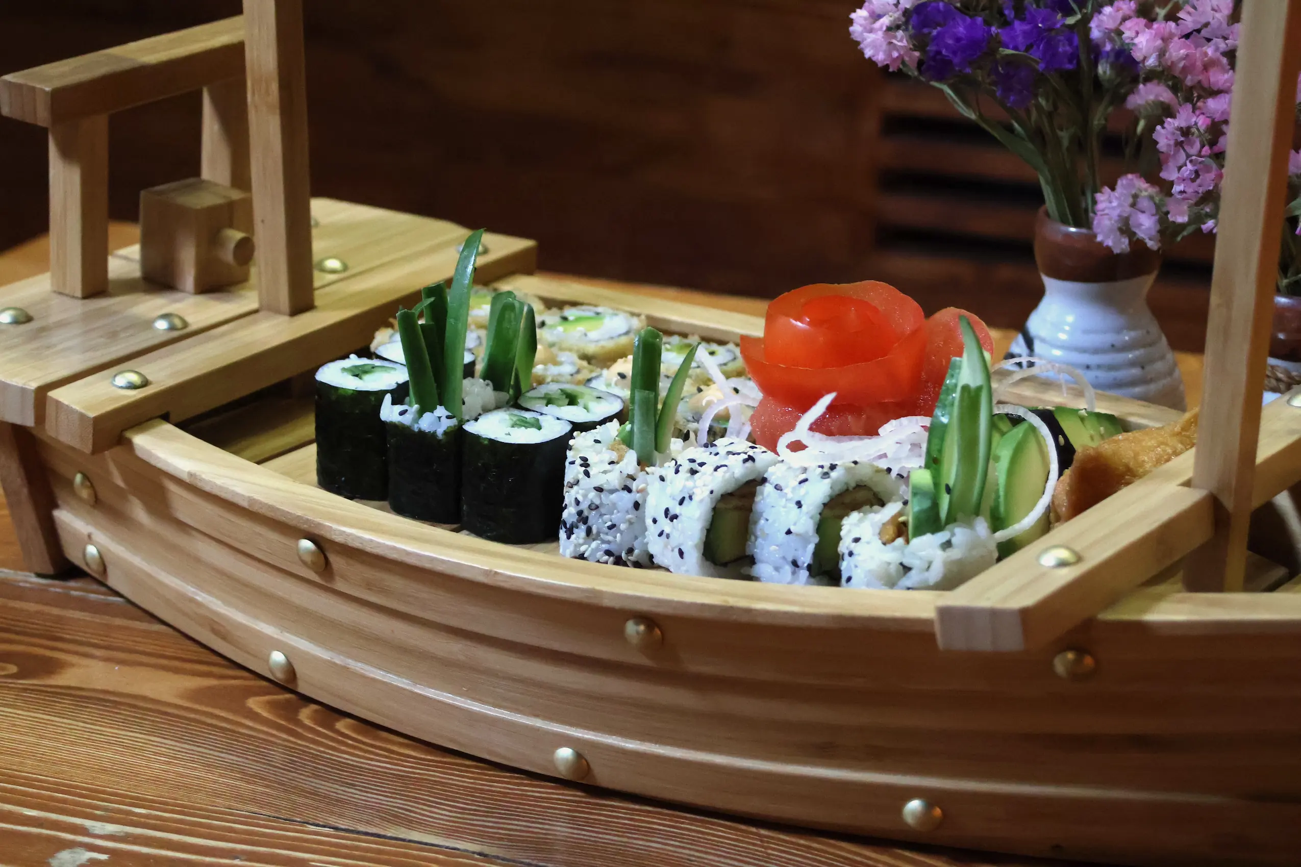 Frisch zubereitetes Sushi Set mit Lachs-Nigiri und klassischen Maki-Rollen