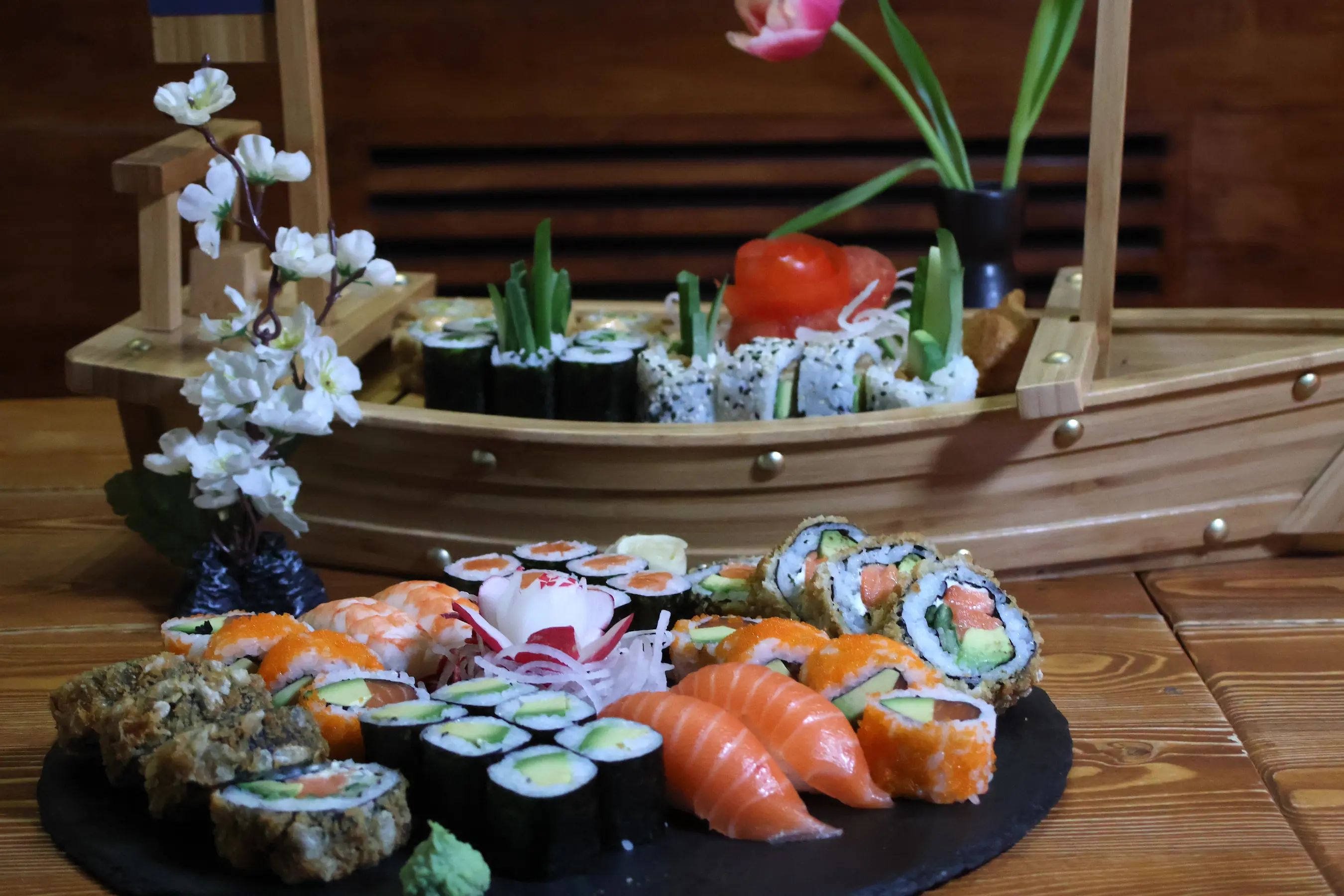 Verschiedene Sushi-Platten kombiniert, mit einer Auswahl an Inside-Out-Rolls, Nigiri und Maki