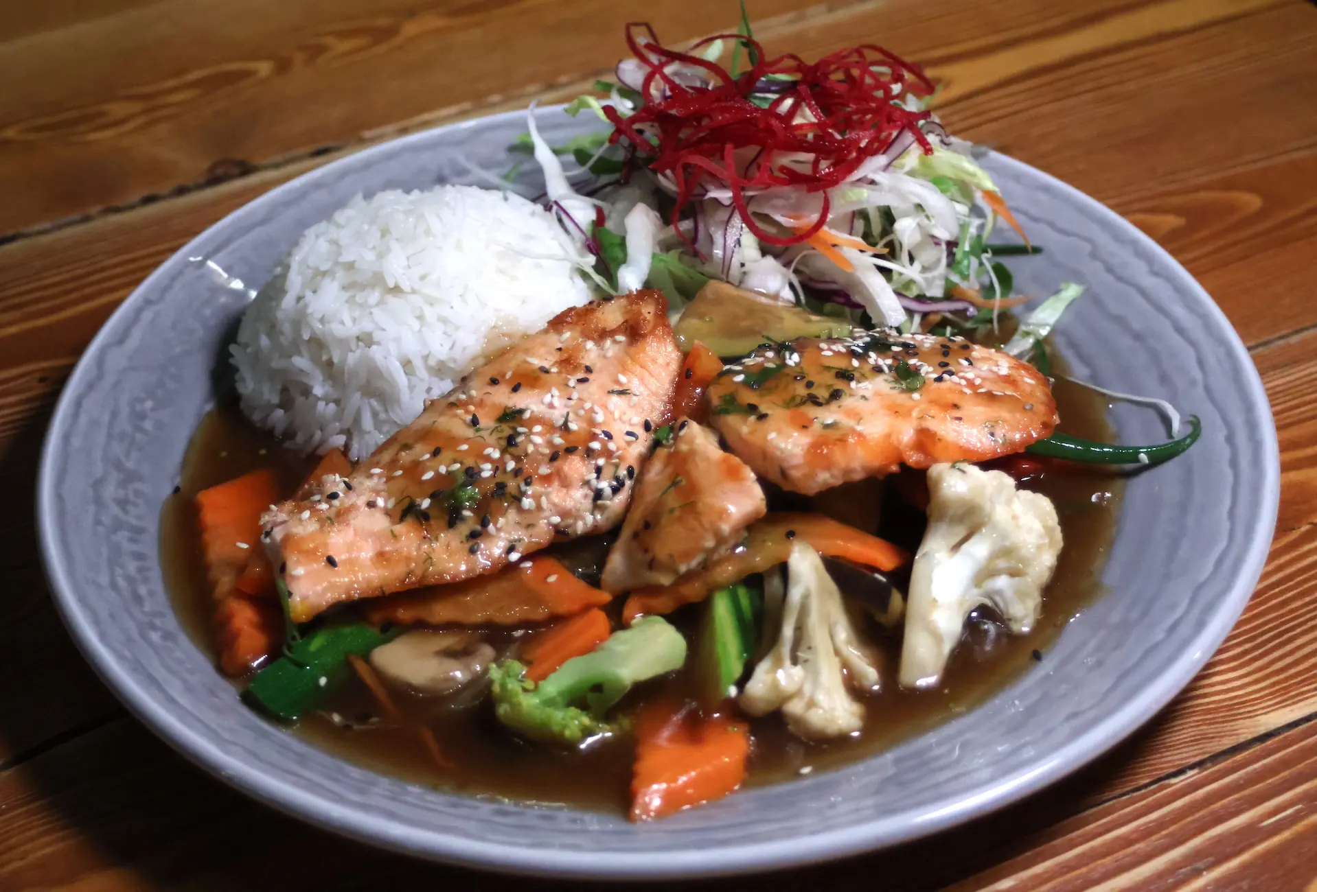 Knuspriger Lachs in hausgemachter Süß-Sauer-Sauce mit Gemüse