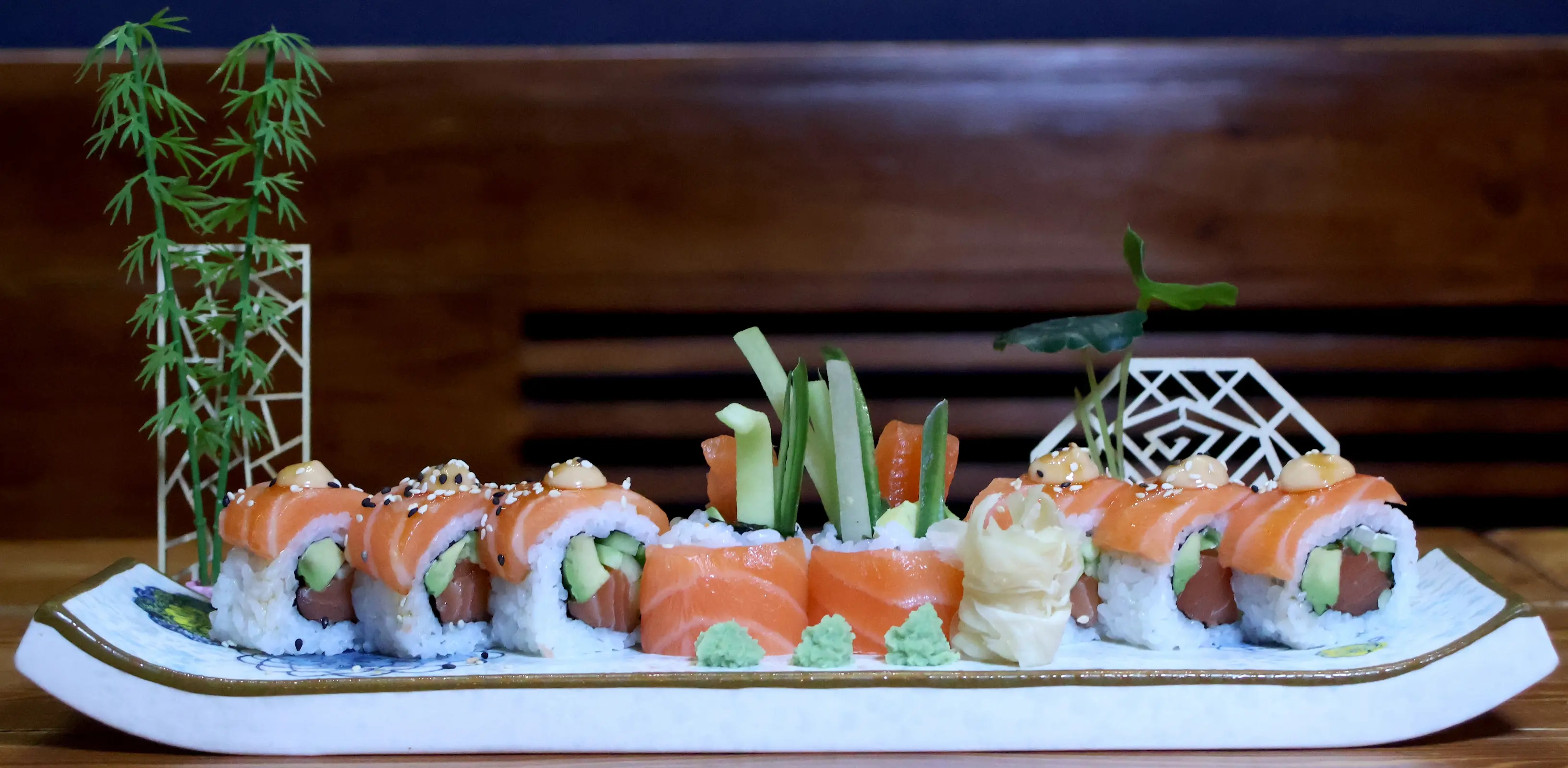 Tiger Inside-Out Roll mit knuspriger Garnele (Ebi Tempura) Füllung