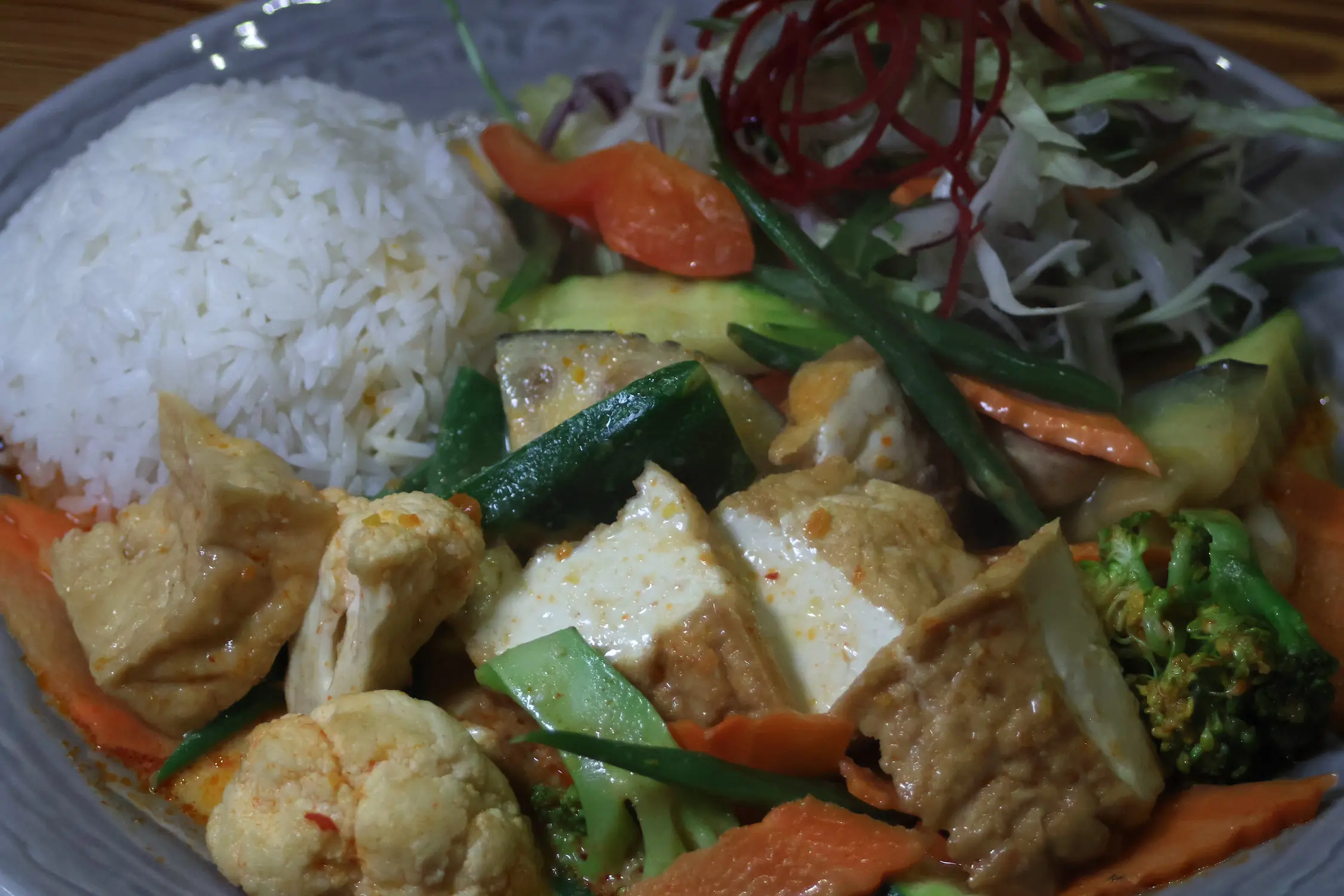 Scharfes rotes Thai-Curry mit Tofu, Kokosmilch und Gemüse