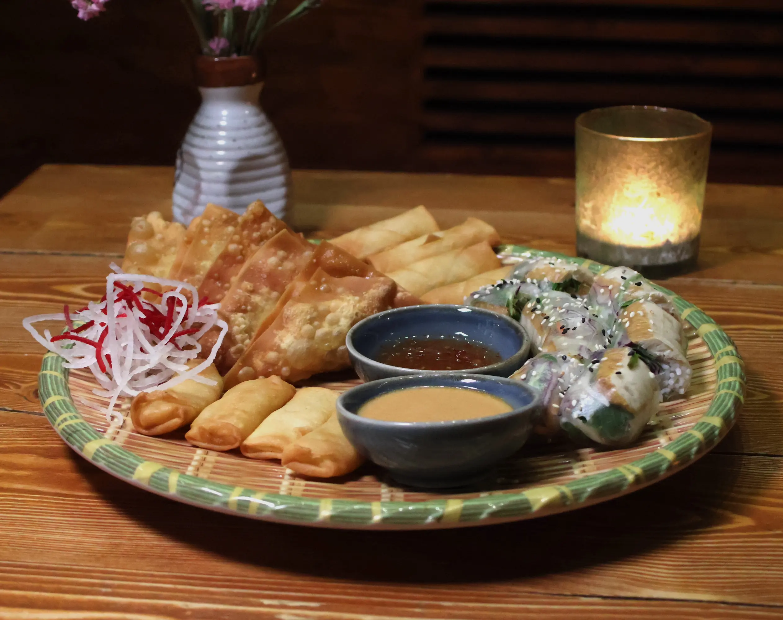 Veganer Vorspeisen-Teller mit Frühlingsrollen, Sommerrollen und Dips