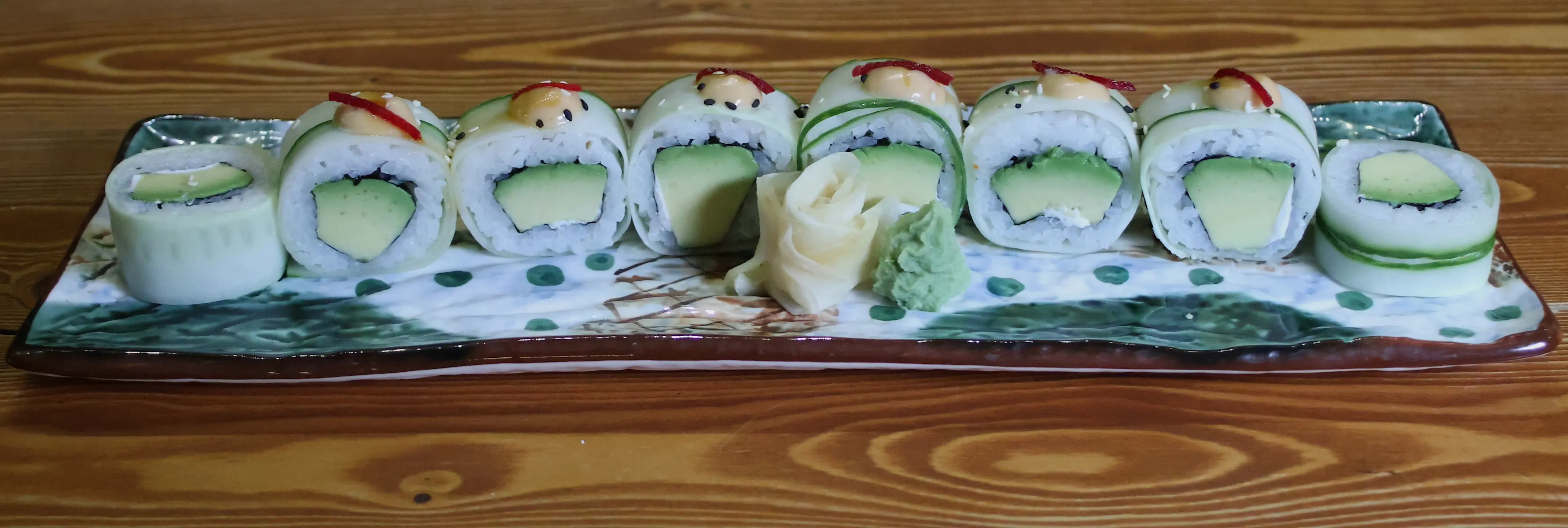 Vegetarische Inside-Out Roll mit Gurke, Avocado und Frischkäse
