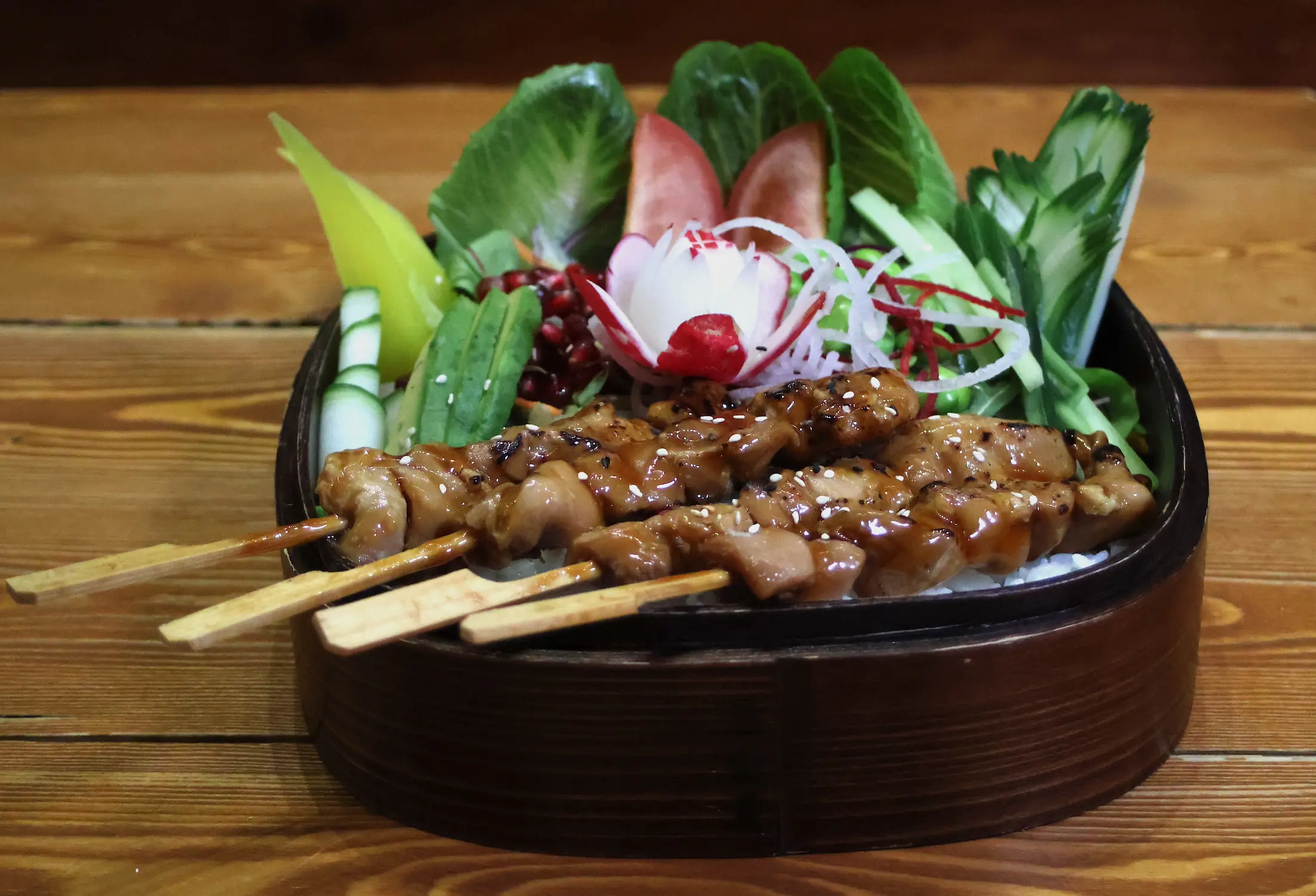 Yakitori Bowl mit gegrillten Hähnchenspießen in Teriyaki-Sauce auf Reis